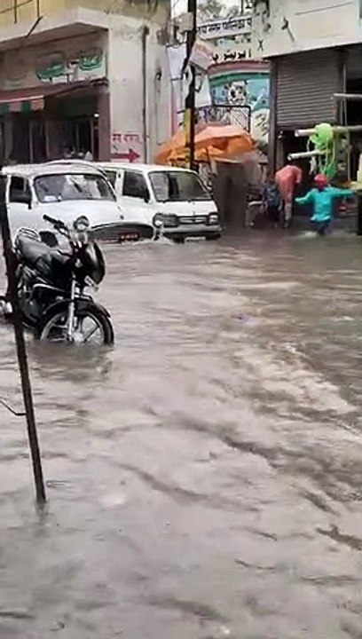 बिजनौर में बरसात के पानी से सड़कों बनी तालाब, राहगीर परेशान