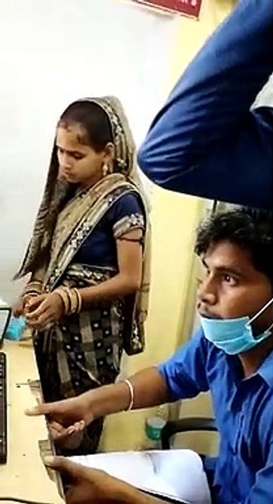 गरीब जनता को लूट रहे आधार कार्ड बनाने के नाम पर