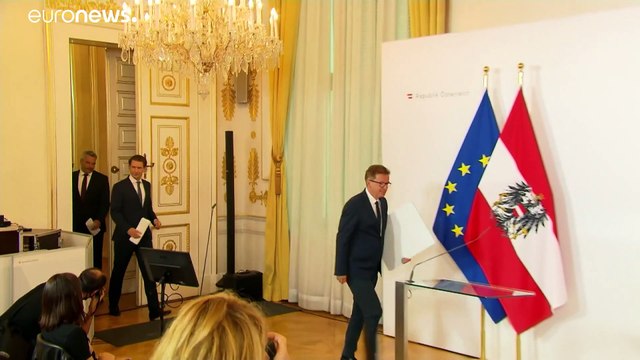 Больше десяти не собираться: Европа борется с COVID-19