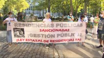 Protesta rechaza el plazo para regresar a residencias madrileñas