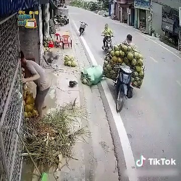 Đang đi cô gái bỏ hai tay rồi đâm xe thẳng vào anh chở dừa
