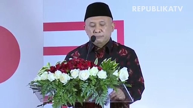 Perajin menjemur batik yang dibuat di sentra pembuatan batik Anggun, Cibinong, Bogor, Jawa Barat.