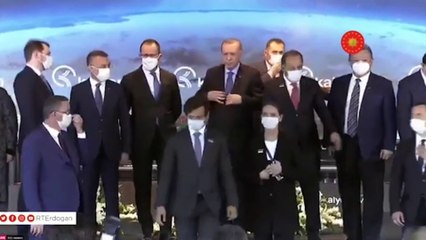 Cumhurbaşkanı Erdoğan'dan maske 'hassasiyeti'; sadece fotoğraf çekerken taktı