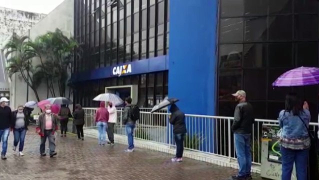 Com fila de 'virar a esquina', demora no atendimento da Caixa gera reclamação