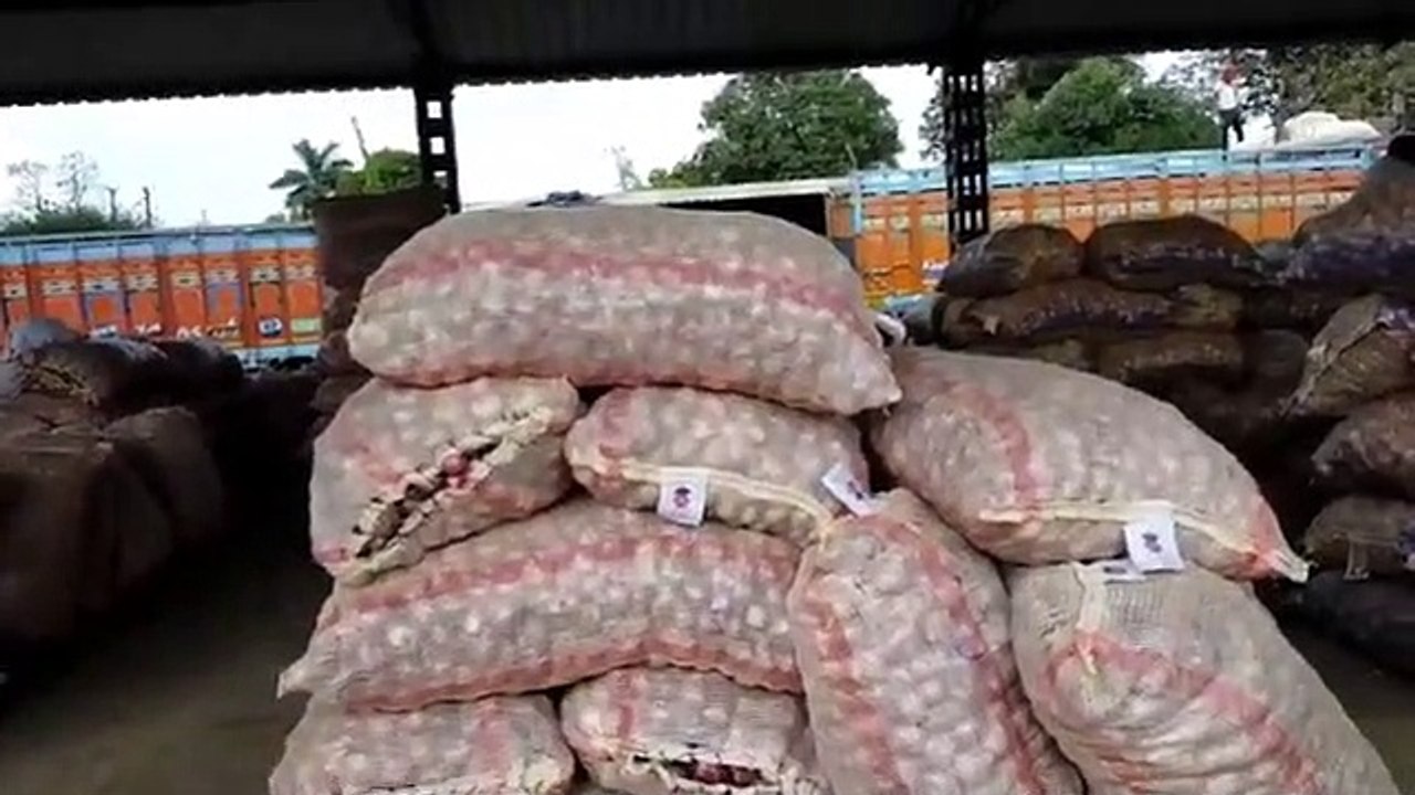 फल सब्जी मंडी में ₹15000 कट्टे प्याज की हुई आवक