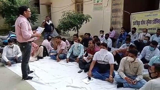 अपनी मांगों को लेकर धरना प्रदर्शन पर बैठे बिजली कर्मचारी