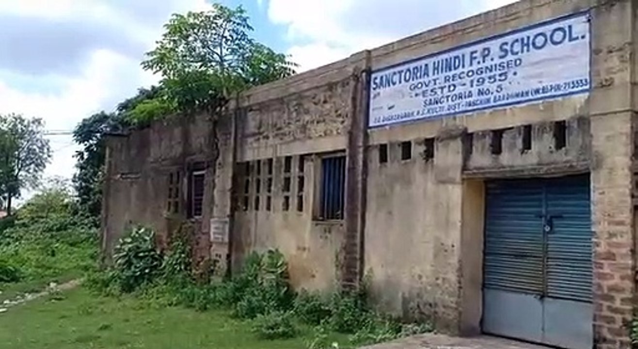 ভেঙে পড়ল প্রাইমারি স্কুলের পুরনো ঘর, তৈরি নিয়ে রাজনীতি