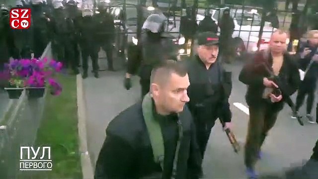 Belarus Devlet Başkanı Lukaşenko, elinde silahla başkanlık konutuna geldi