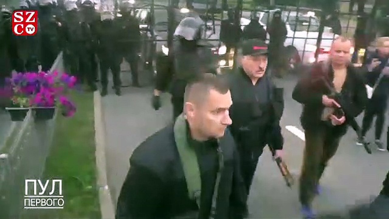 Belarus Devlet Başkanı Lukaşenko, elinde silahla başkanlık konutuna geldi