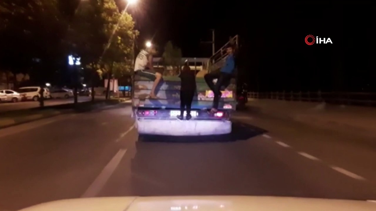 Kamyonun arkasında ölümüne yolculuk kamerada