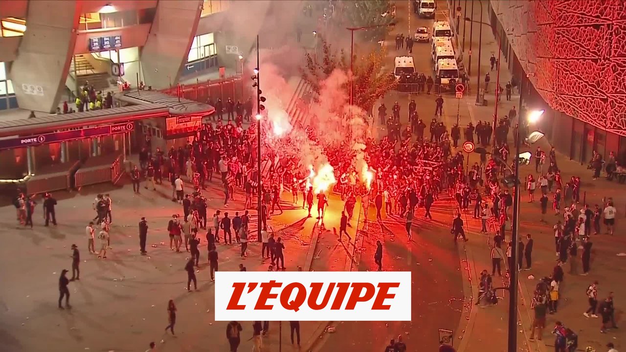 Les supporters quittent quand même le Parc des Princes en chantant - Foot - C1 - PSG