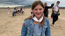 Les jeunes du club ado nettoient la plage de Deauville