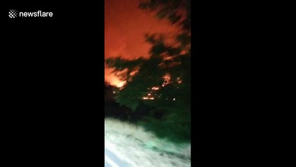 Télécharger la video: House engulfed by flames as California wildfires spread during heatwave