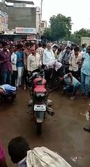 पेट्रोल भरवाने आए व्यक्ति क की मोटरसाइकिल से निकला सांप, मची भगदड़