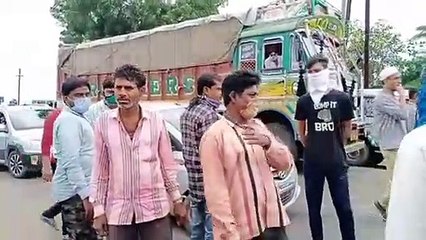 ग्रामीणों ने किया चक्काजाम, बिजली बिल अधिक आने के कारण आक्रोश