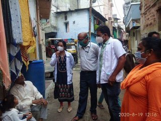 सहयोग से सुरक्षा अभियान में वार्ड नंबर 27 व 28 में कोरोना से बचाव के संबंध में जानकारी दी गई