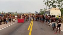 Manifestantes indígenas bloquean una carretera en Brasil para demandar protección ante el COVID-19