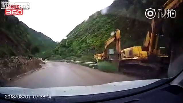 Ce conducteur de 4x4 va avoir beaucoup de chance face à un glissement de terrain