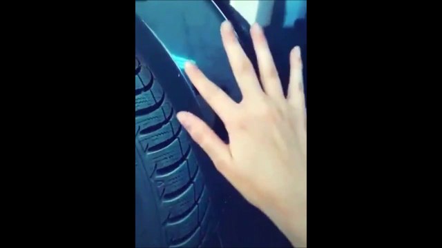 Il s'amuse à dessiner des empreintes de pas sur une voiture...blague énorme