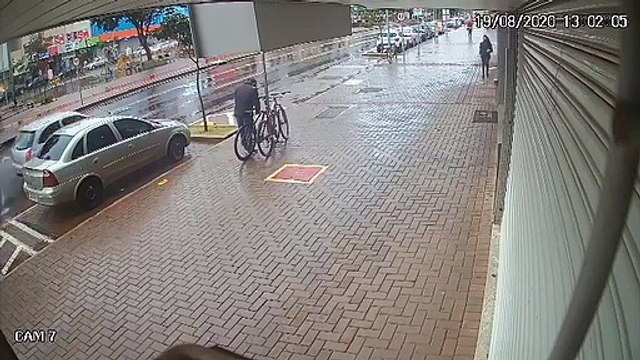 Embaixo de câmera, ladrão arromba cadeado e furta bicicleta no Centro