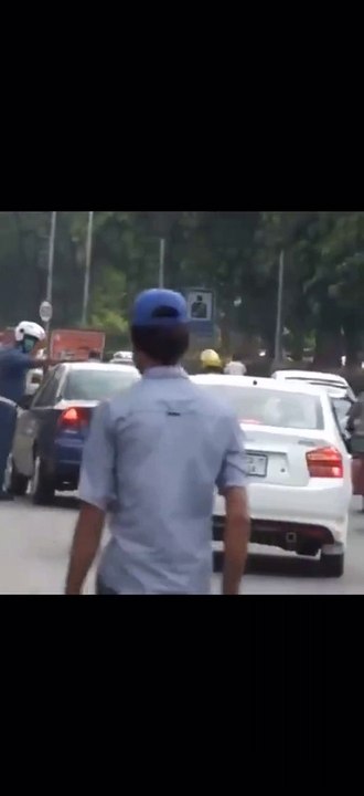 Pakistan traffic police officer is picking flage in the middle of road and kissing the flage must be appreciated