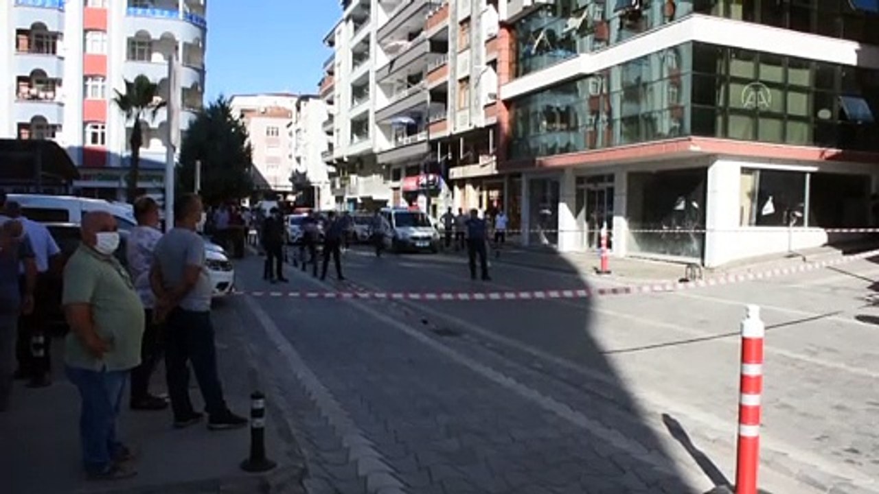 Belediye önünde darbedilen kişi ile belediye meclis üyesi silahla yaralandı - SAMSUN