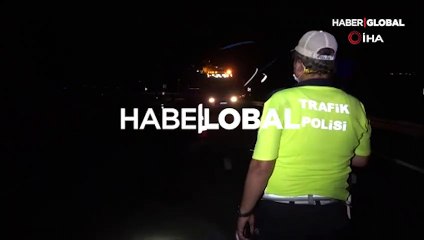 TIR'dan düşen demirlere çarpan otomobil ters döndü: 3 yaralı