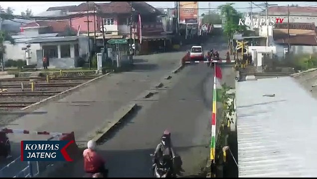 Terobos Pintu Perlintasan KA, Pengendara Sepeda Motor Tewas