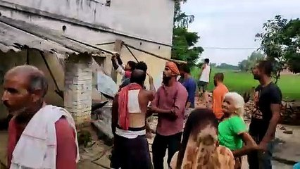 करीब आधा दर्जन दबंगों ने मकान को ढहाया