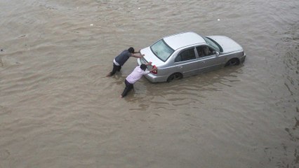 下载视频: Heavy rain lashes NCR, waterlogging in Delhi and Gurugram