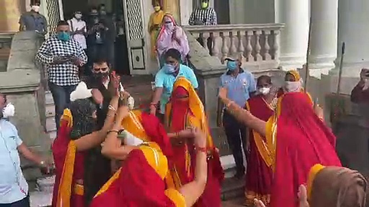 स्वच्छता में नंबर वन बनने पर सांसद ने जाहिर की खुशी, कर्मचारियों के साथ जमकर किया डांस