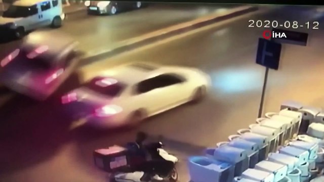 Yavaşlayan otomobile çarpmamak için karşı şeride geçen hafif ticari araç, gelen araca böyle çarptı