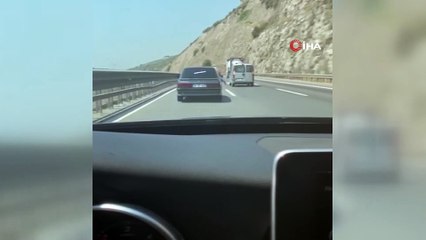 TEM Otoyolu'nda seyir halindeki otomobilde tehlikeli yolculuk kamerada