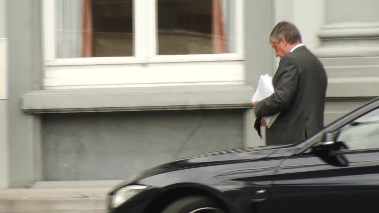 CNS: Jan Jambon oublie son masque en arrivant