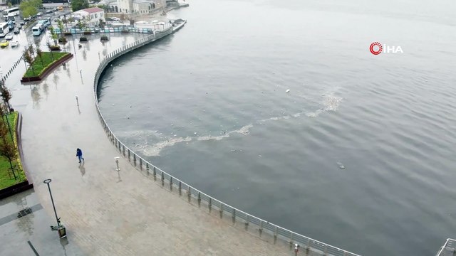 Yağmur sonrası İstanbul Boğazı'nda şok eden görüntü: Kirden deniz görünmedi