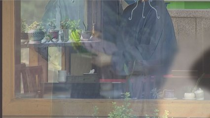 "너도 걸려봐" 보건소 직원 껴안고 침 뱉은 사랑제일교회 신도 / YTN