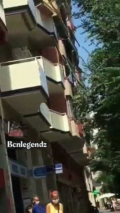 Lluvia de billetes en Barcelona -  @com_accion