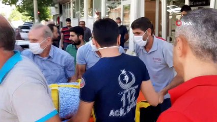 Kaldırımda oturan esnafın arasına otomobil böyle daldı