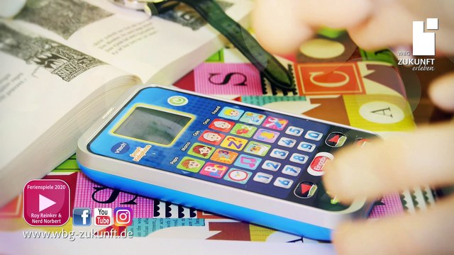 Nerd Norbert schreibt seine erste Postkarte - Sommerferien 2020 mit Bauchredner Roy Reinker und der WBG Zukunft eG - Karrideo Imagefilm-Produktion©®