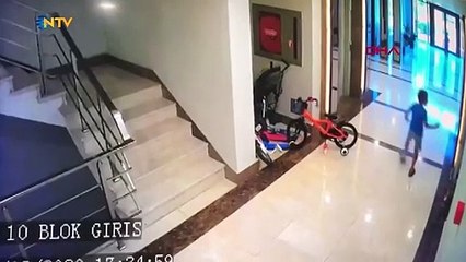 Köpeğini sevdi diye minik çocuğa saldırdı