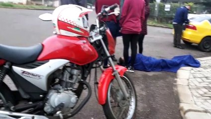 Jovem fica ferido após colisão entre carro e moto no Centro