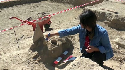 Van'daki kazılarda kolunda ejder başlı iki bilezik olan çocuk iskeleti bulundu