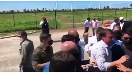 ¡¿Qué le pasa?! Jair Bolsonaro le hace upa a un enano pensando que era un niño