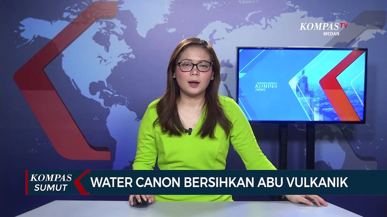 Water Canon Bersihkan Abu Vulkanik Erupsi Gunun...