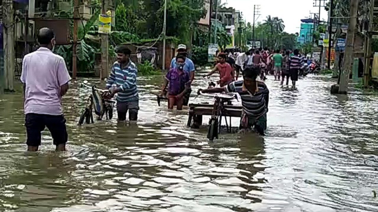 কোলাঘাটে এক কোমর জল! রূপনারায়ণের ব্যাপক জলোচ্ছ্বাস