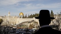 الانتهاكات الإسرائيلية للمسجد الأقصى عبر عقود