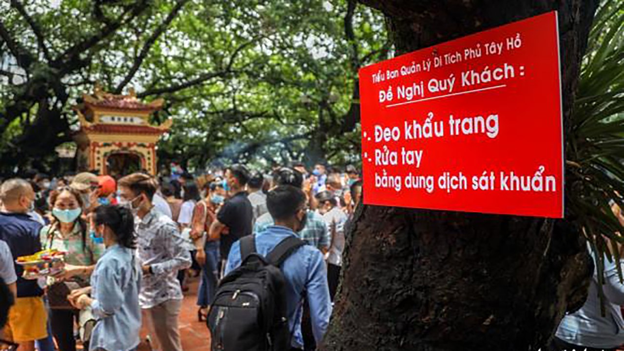 Hà Nội: Mặc Covid-19, hàng ngàn người chen lấn Phủ Tây Hồ | VTC