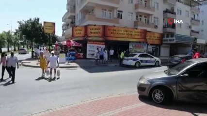 Kavşakta çarpışan otomobillerden biri kaldırımı aşıp markete böyle daldı
