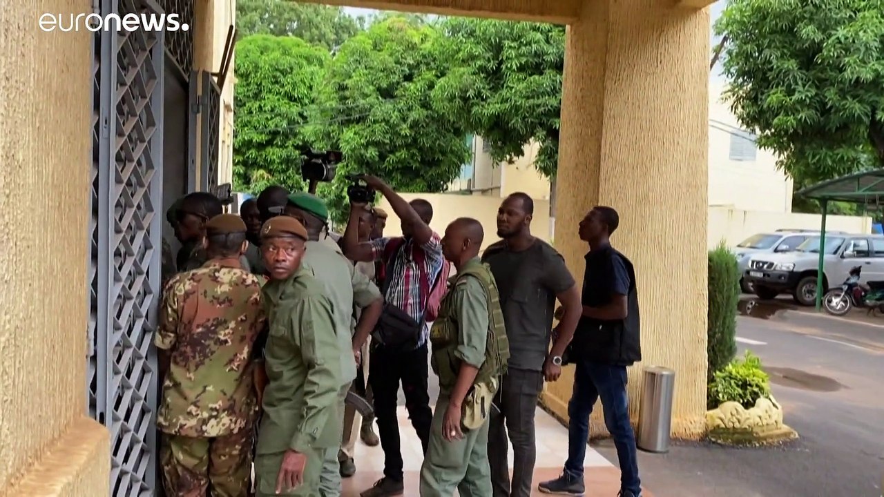 Putschisten bilden Übergangskomitee und schließen alle Grenzen