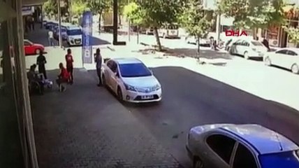 Fren yerine gaza bastı, iş yeri önünde oturan kişiye çarptı